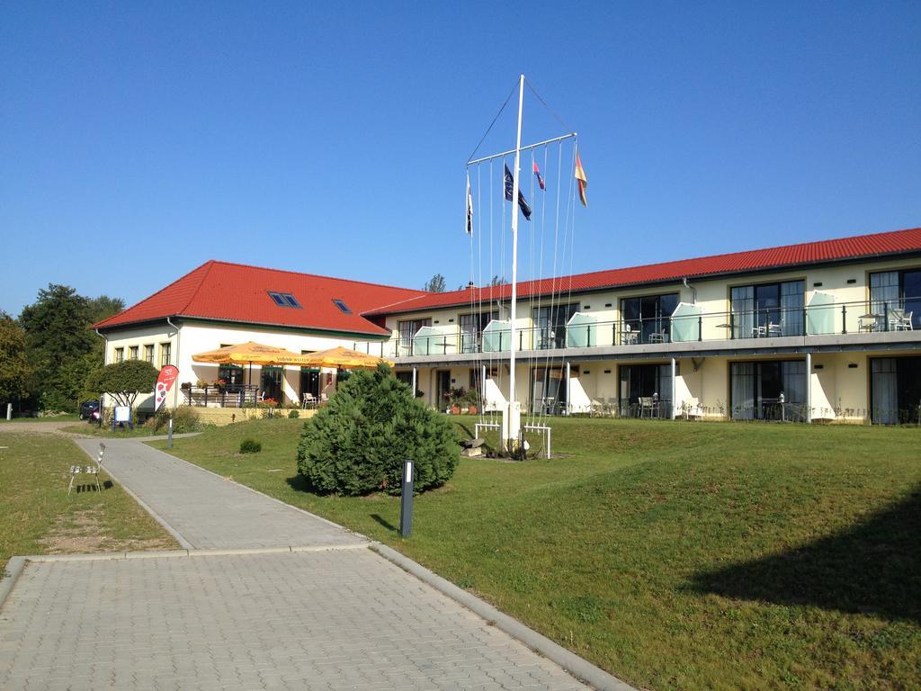 Aparthotel Am Heidensee Schwerin  Bagian luar foto